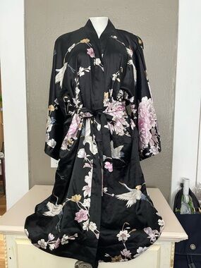 KIM + ONO Chrysanthemum & Crane Short Black Kimono Robe One Size